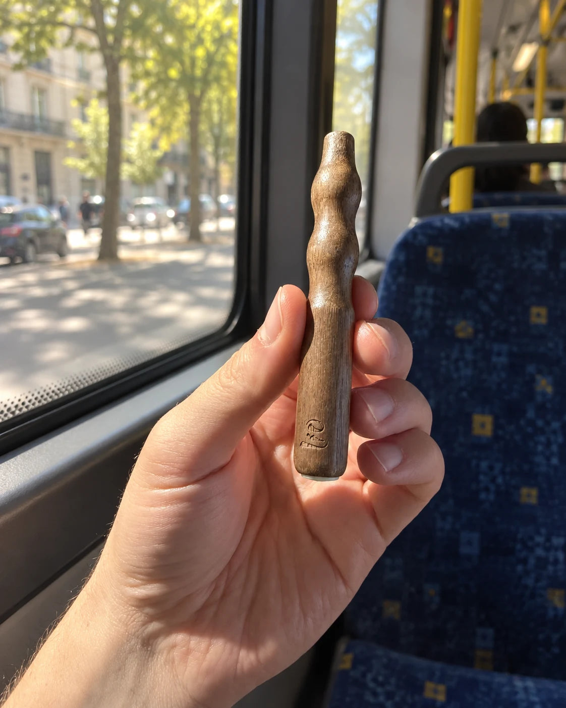 Pajisja Lio prej druri arre në dorë gjatë një udhëtimi me autobus